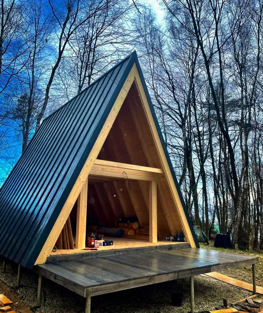 Cabană A-frame cu fațadă vitrată — Case Trainice