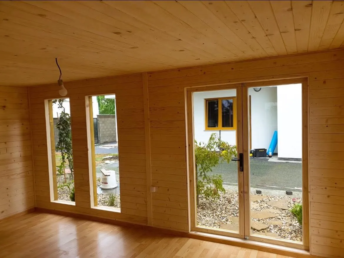 Interior cu perete vitrat — Case Trainice